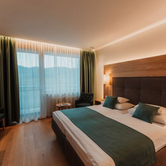 Bild enthält, Indoors, Interior Design, Chair, Furniture, Hotel, Wood, Home Decor, Bed, Hardwood, Bedroom