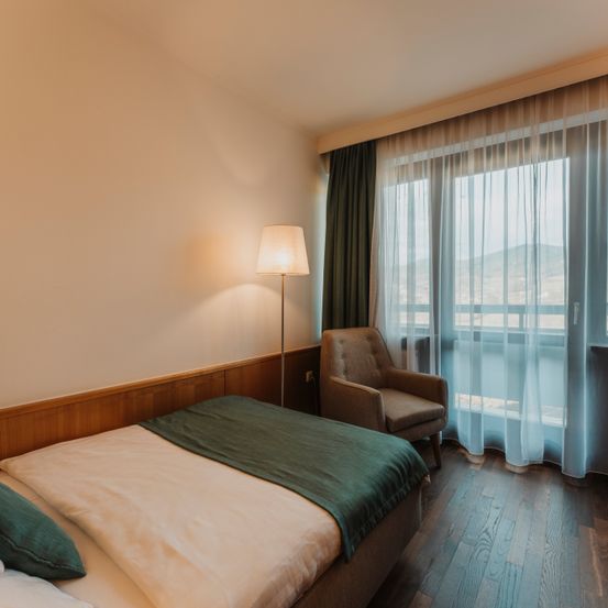 Bild enthält, Indoors, Interior Design, Bed, Furniture, Home Decor, Chair, Bedroom, Cushion, Pillow, Lamp