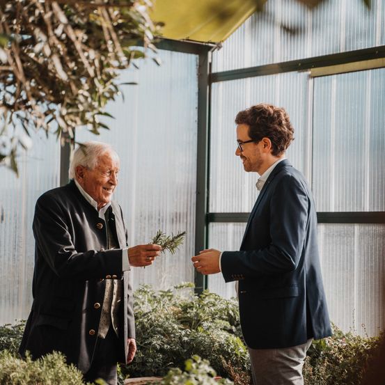Bild enthält, Adult, Male, Man, Person, Coat, Conversation, Face, Head