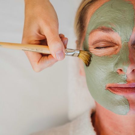 Bild enthält, Brush, Device, Tool, Head, Person, Face, Cosmetics, Makeup