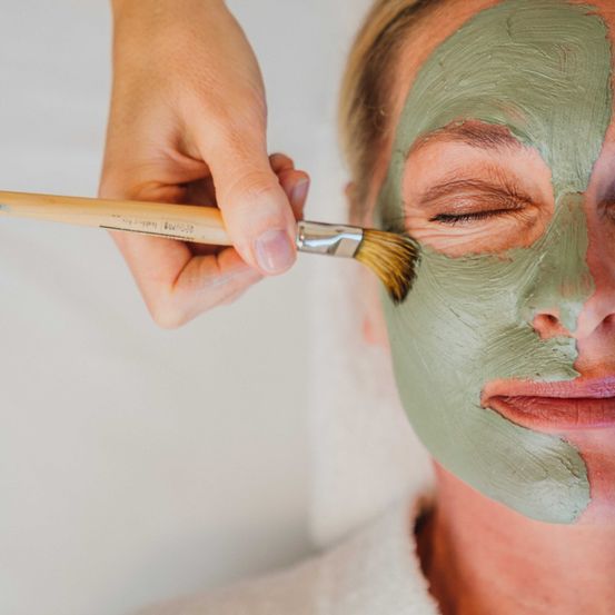 Bild enthält, Brush, Device, Tool, Head, Person, Face, Cosmetics, Makeup