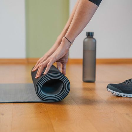 Bild enthält, Interior Design, Shoe, Floor, Flooring, Sneaker, Hardwood, Wood