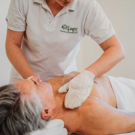 Bild enthält, Spa, Adult, Male, Man, Person, Patient, Sock, Face, Head