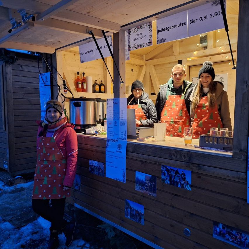 Bild enthält, Glove, Coat, Person, Adult, Male, Man, Cup, Shoe, Hat, Face