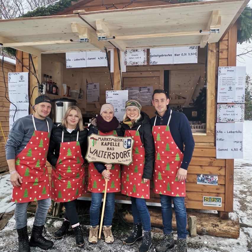 Bild enthält, Outdoors, Shelter, Pants, People, Person, Photography, Portrait, Adult, Female, Woman