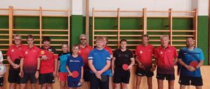 Bild enthält, Shorts, People, Person, T-Shirt, Adult, Male, Man, Ping Pong Paddle, Shoe, Glasses