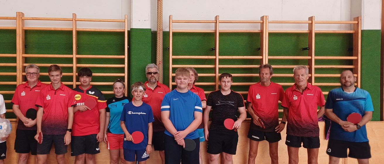 Bild enthält, Shorts, People, Person, T-Shirt, Adult, Male, Man, Ping Pong Paddle, Shoe, Glasses