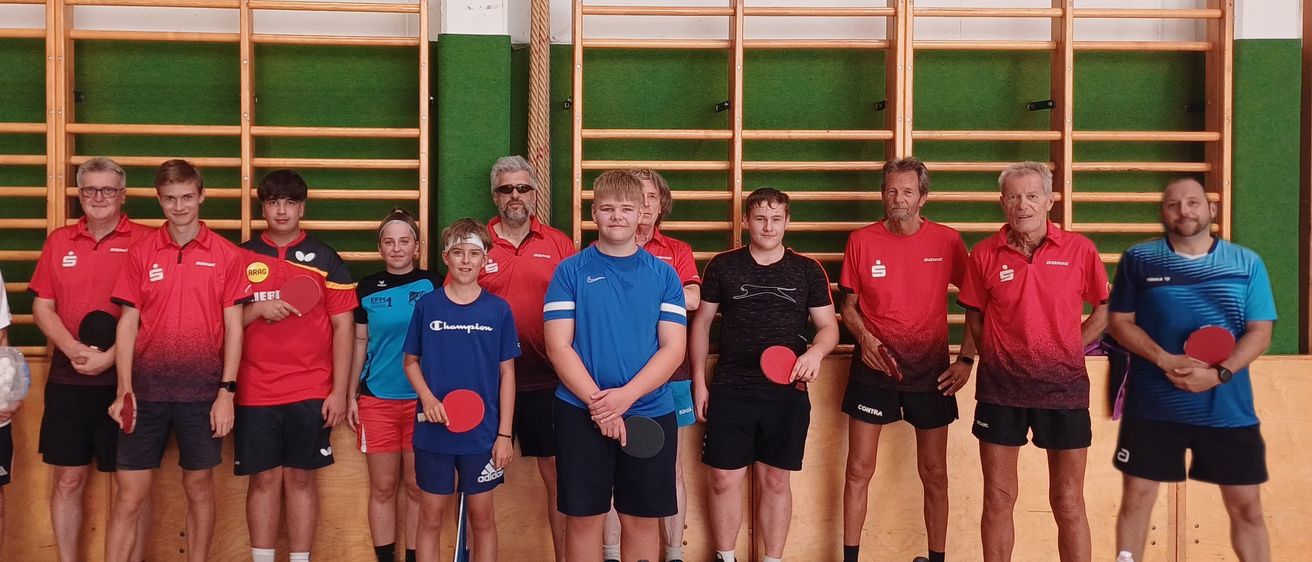 Bild enthält, Shorts, People, Person, T-Shirt, Adult, Male, Man, Ping Pong Paddle, Shoe, Glasses