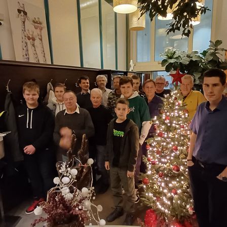 Bild enthält, People, Person, Adult, Male, Man, Boy, Child, Staircase, Flower Arrangement, Lighting