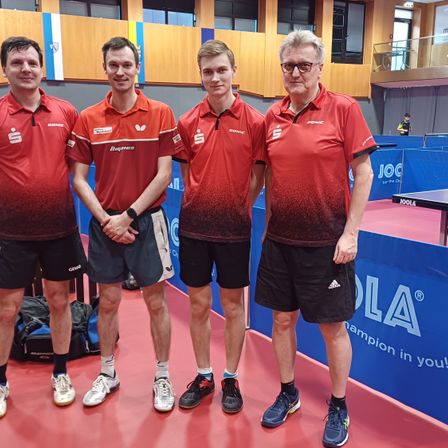 Bild enthält, Shoe, Adult, Male, Man, Person, Glasses, Handbag, Wristwatch, Shorts, Face