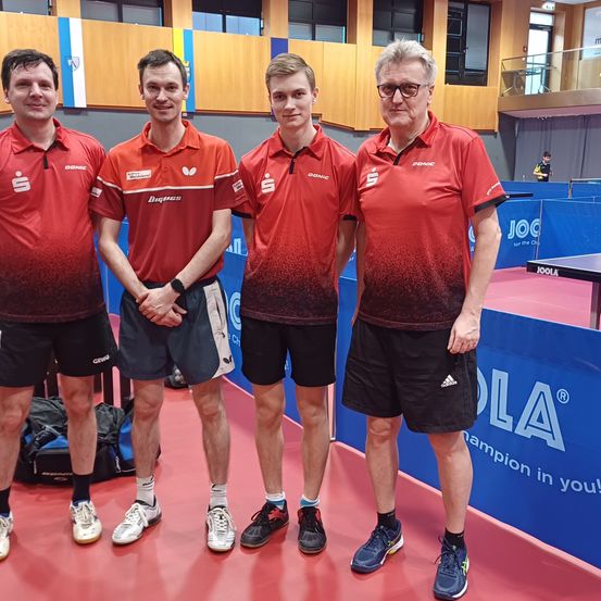 Bild enthält, Shoe, Adult, Male, Man, Person, Glasses, Handbag, Wristwatch, Shorts, Face