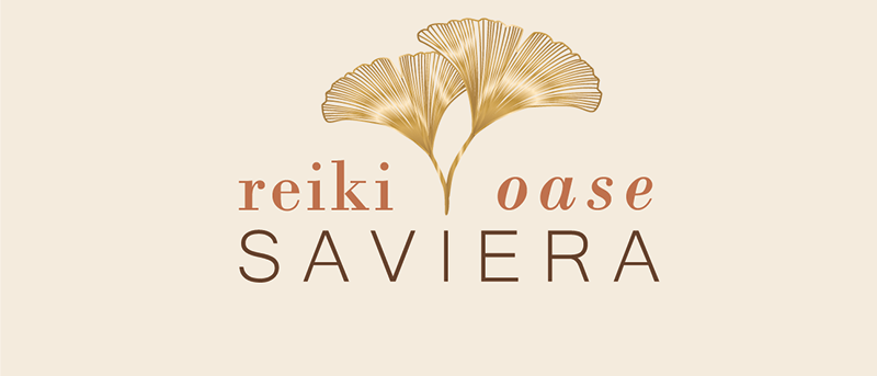 Das Logo für Reiki Oase Saviera zeigt ein goldenes Ginkgoblatt mit dem Namen in Braun.