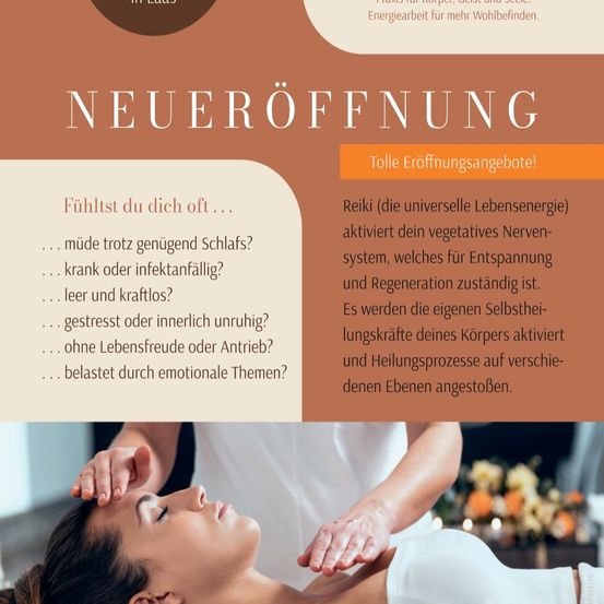 Die Werbung für eine Neueröffnung zeigt eine Frau, die eine Massage erhält. Es wird gefragt, ob man sich trotz ausreichend Schlaf oft müde, krank, leer und unmotiviert fühlt. Reiki aktiviert das Nervensystem für Entspannung und Heilung.