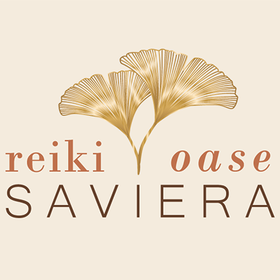 Reiki Oase Saviera Logo mit goldenem Ginkgo-Blatt. Der Name 'Reiki Oase Saviera' ist in brauner Schrift geschrieben.