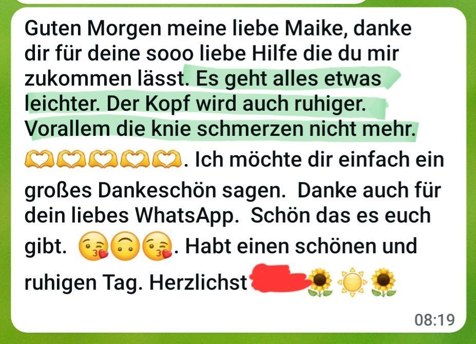 Eine Nachricht, die Dankbarkeit für erhaltene Hilfe ausdrückt, verbessertes Wohlbefinden und fehlende Knieschmerzen erwähnt, mit Herz-Emojis und fröhlichem Ton.