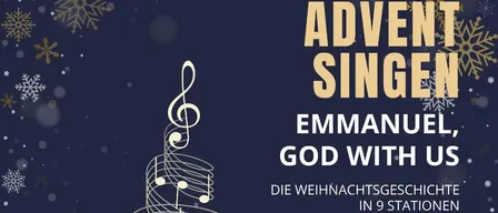 Ein Werbeplakat für ein Adventsingen. Das Plakat zeigt einen Weihnachtsbaum aus Musiknoten, mit Schneeflocken und blauem Hintergrund. Der Text lautet 'Advent Singen Emmanuel, Gott mit uns' und enthält Details zum Datum, zur Zeit und zum Ort der Veranstaltung.