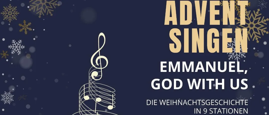 Ein Werbeplakat für ein Adventsingen. Das Plakat zeigt einen Weihnachtsbaum aus Musiknoten, mit Schneeflocken und blauem Hintergrund. Der Text lautet 'Advent Singen Emmanuel, Gott mit uns' und enthält Details zum Datum, zur Zeit und zum Ort der Veranstaltung.