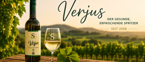 Eine Flasche Verjus Wein steht neben einem gefüllten Weinglas, mit einem Blatt in der Nähe, vor dem Hintergrund eines Weinbergs bei Sonnenuntergang.