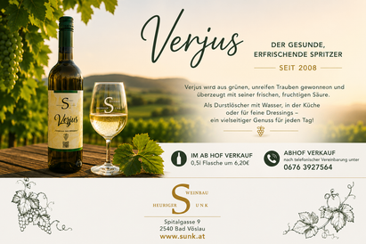 Eine Flasche Verjus Wein mit einem Glas auf einem Holztisch, begleitet von einem grünen Blatt und einem Weinberg im Hintergrund. Der Text lautet 'Verjus' und 'Der erfrischende'. Das Bild enthält auch eine Telefonnummer und eine Website-Adresse.