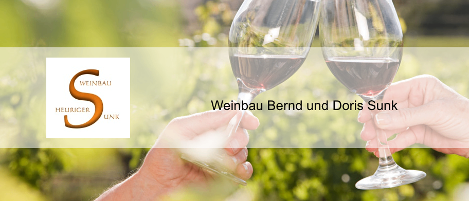 Zwei Hände halten Weingläser mit rotem Wein, mit einem Weinberg im Hintergrund. Der Text lautet Weinbau Bernd und Doris Sunk.