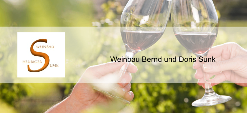 Zwei Hände halten Weingläser mit rotem Wein, mit einem Weinberg im Hintergrund. Der Text lautet Weinbau Bernd und Doris Sunk.