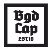 Ein schwarz umrandetes quadratisches Logo zeigt 'Bgo Cap' mit 'EST 2016' darunter, auf einem dunklen Hintergrund.