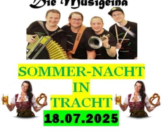 Plakat für Die Musigeina mit vier Musikern und zwei Frauen, die Getränke und Brezeln halten. Veranstaltung mit dem Titel Sommer-Nacht in Tracht am 18.07.2025. Sponsoren Bank Burgenland, Szerencsi's und Loschy Grosspetersdorf.