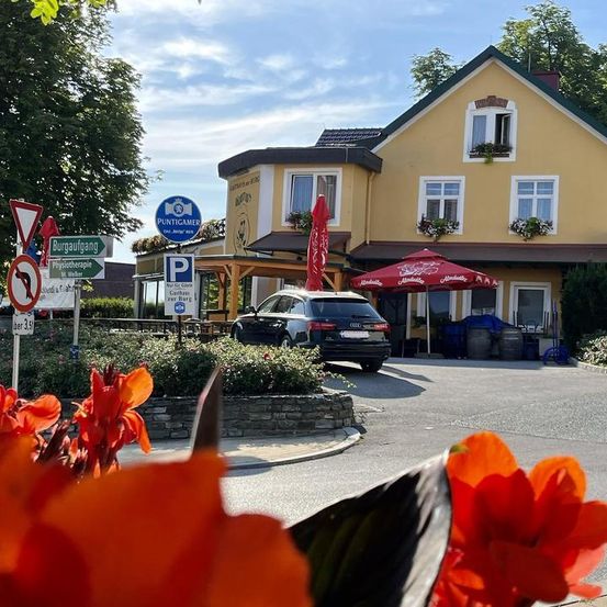 Bild enthält, City, Urban, Car, Outdoors, Wheel, Housing, Hotel, Suburb, Road Sign