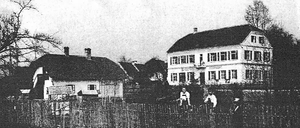 Bild enthält, Monastery, Person, Outdoors, Factory, Housing, Nature, City