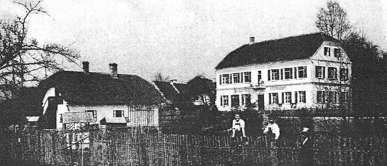 Bild enthält, Monastery, Person, Outdoors, Factory, Housing, Nature, City