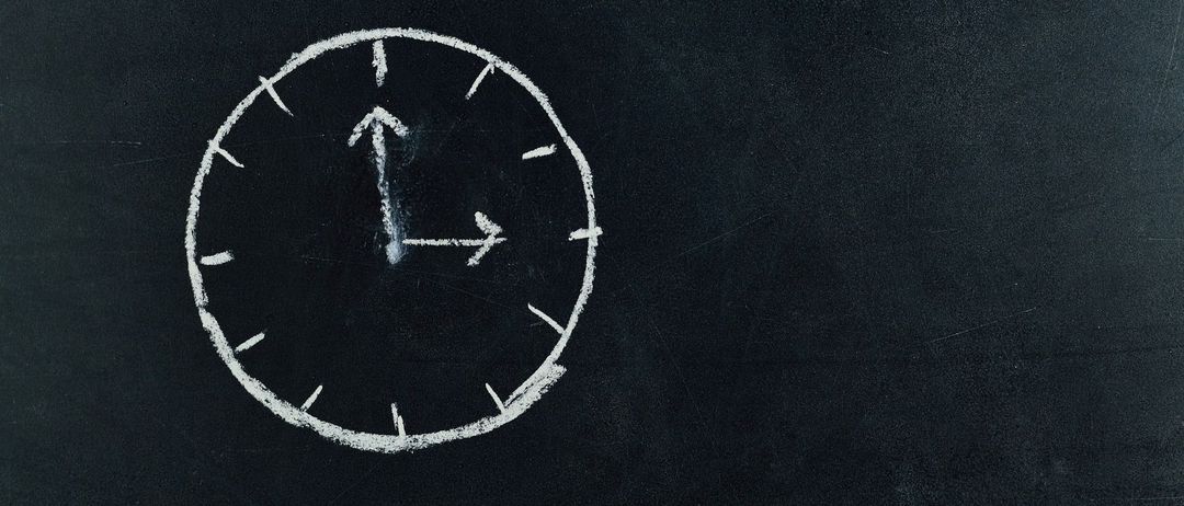 Bild enthält, Blackboard, Analog Clock, Clock, Face, Head, Person