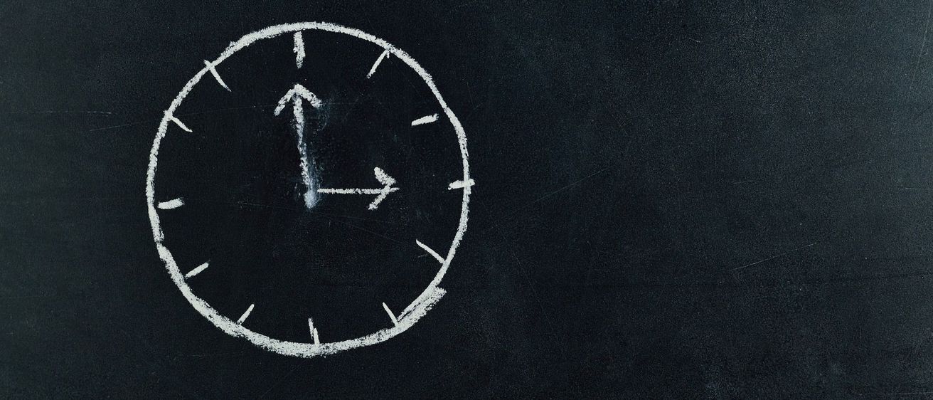 Bild enthält, Blackboard, Analog Clock, Clock, Face, Head, Person