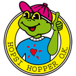 Ein Cartoon-Frosch, der ein blaues T-Shirt und eine rosa Mütze trägt, gibt einen Daumen hoch in einem gelben Kreis mit dem Text 'HORST HOPPER O.K.' darum herum.