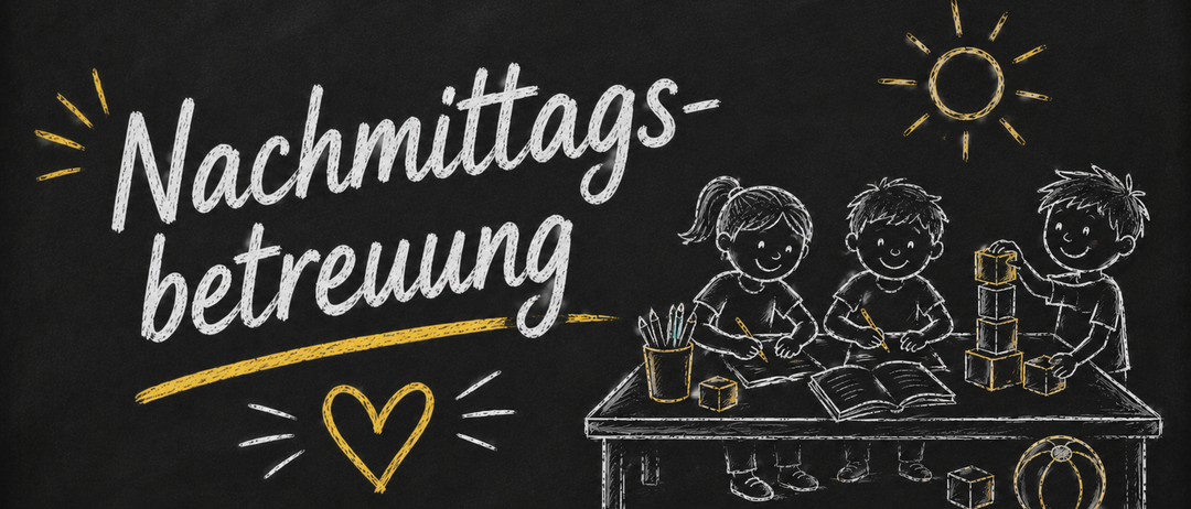 Eine Kreidetafelzeichnung von zwei Kindern beim Lernen mit den Worten 'Schmittags-Erleuchtung' darüber, begleitet von einem Herz- und Sonnensymbol.