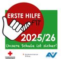 Ein Poster mit einem roten Kreis zeigt 'Erste Hilfe Fit 2025/26.' Darunter hält eine Hand einen Verband. 'Unsere Schule ist sicher!' steht in fetter Schrift. Logos von Osterreichisches Jugendrotkreuz und dem österreichischen Bildungsministerium sind unten.