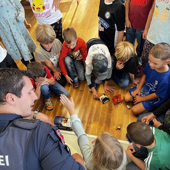 Bild enthält, People, Person, Boy, Child, Male, Face, Head, Shoe, Jeans, Student