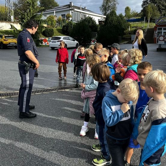 Bild enthält, People, Person, Shoe, Adult, Male, Man, Boy, Child, Car, Glove