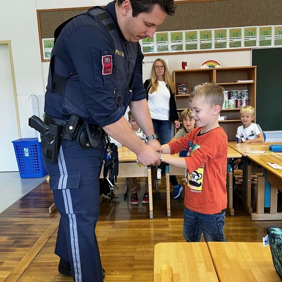 Bild enthält, Adult, Male, Man, Person, Boy, Child, Female, Woman, Police Officer, Shoe