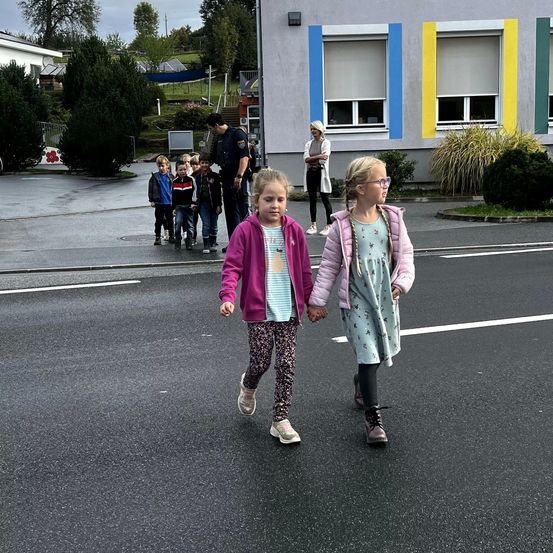 Bild enthält, Person, Walking, Pedestrian, People, Shoe, City, Pants, Child, Female, Girl