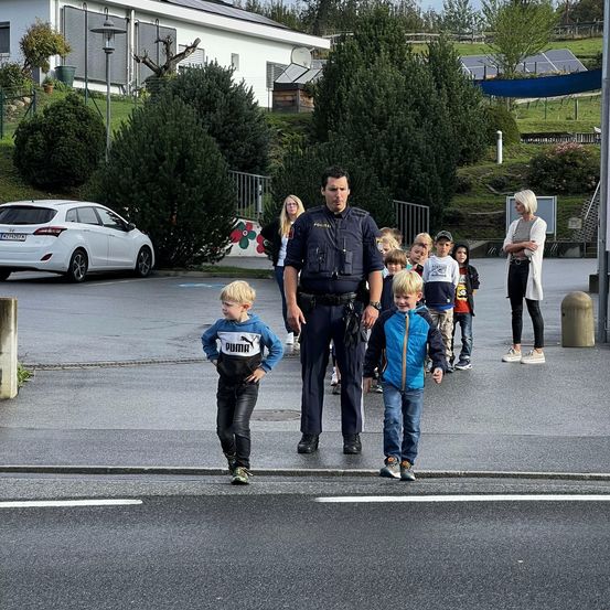 Bild enthält, People, Person, Boy, Child, Male, Car, Shoe, Adult, Man, Jeans