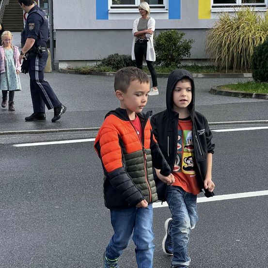 Bild enthält, Pants, Jeans, Jacket, Boy, Child, Male, Person, Adult, Female, Woman