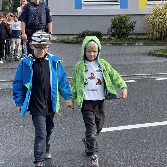 Bild enthält, Pedestrian, Person, Walking, Boy, Child, Male, Jacket, Adult, Man, People
