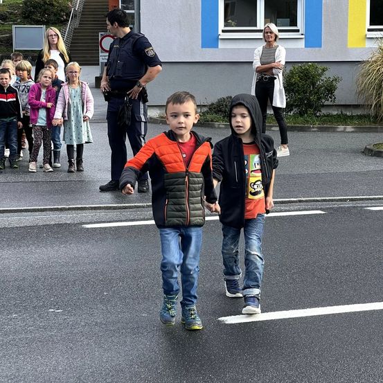 Bild enthält, Pants, People, Person, Jeans, Adult, Female, Woman, Boy, Child, Male