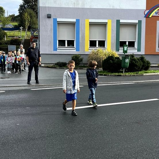 Bild enthält, Person, Walking, Pedestrian, City, Urban, Boy, Child, Male, Shoe, Pants