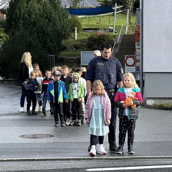 Bild enthält, People, Person, Child, Female, Girl, Pants, Shoe, Coat, Boy, Male
