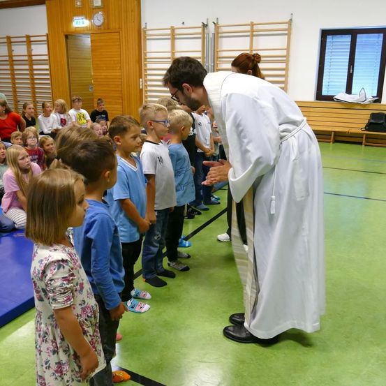 Bild enthält, Adult, Male, Man, Person, Child, Female, Girl, Boy, Candle, People