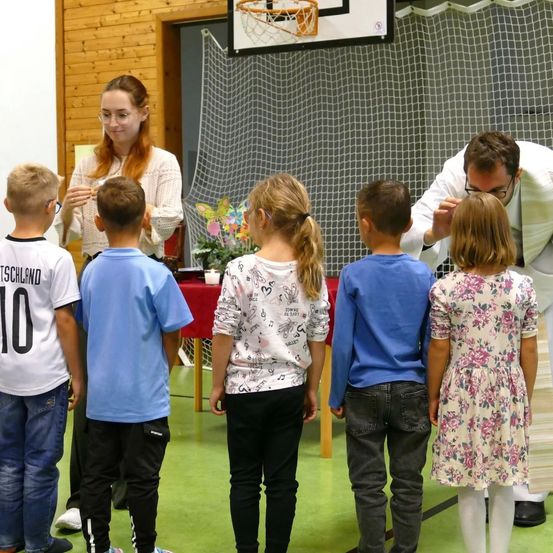 Bild enthält, Person, Boy, Child, Male, Adult, Female, Woman, Jeans, Pants, Shoe