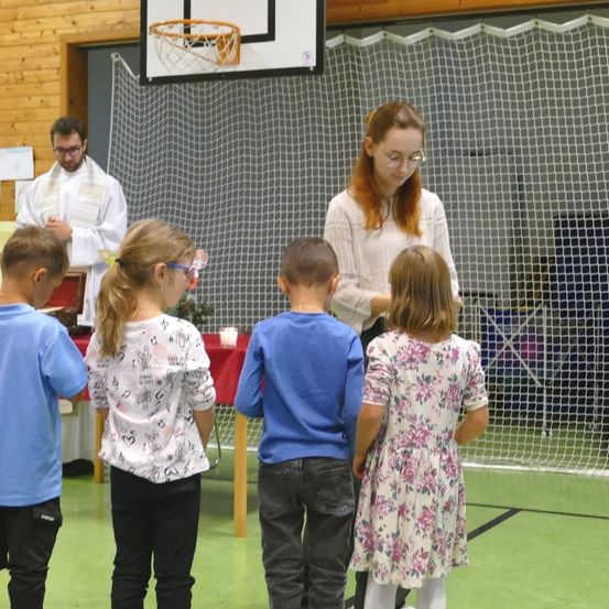 Bild enthält, Person, Child, Female, Girl, Boy, Male, Adult, Man, Woman, Glasses