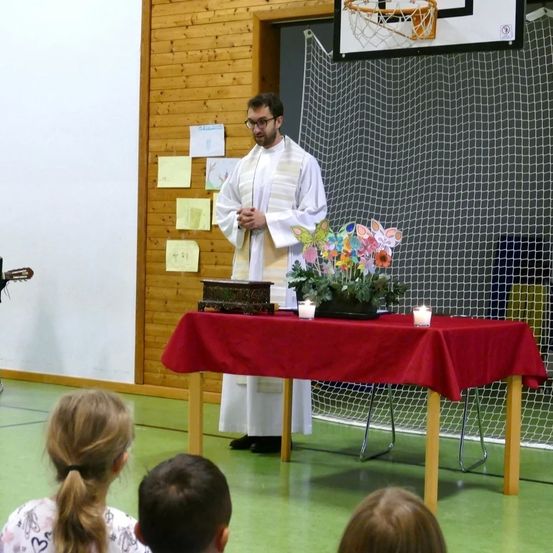Bild enthält, Crowd, Person, Child, Female, Girl, Adult, Male, Man, Woman, Boy