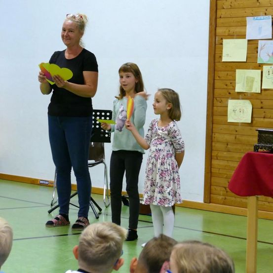 Bild enthält, Kindergarten, Child, Female, Girl, Person, Boy, Male, Shoe, Interior Design, Face